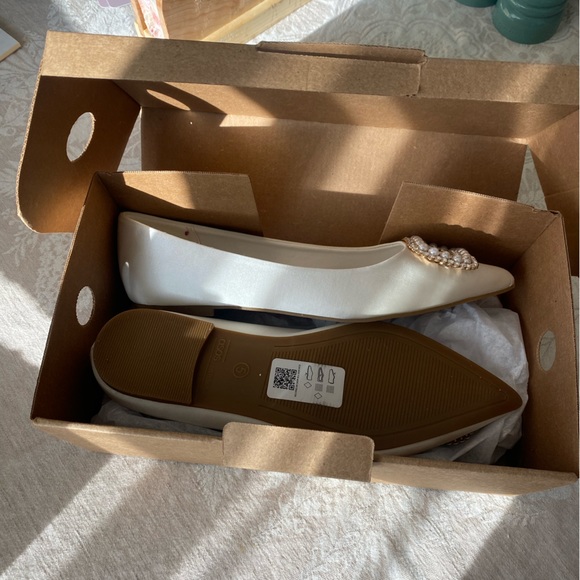 ASOS DESIGN Laura embellished pointed ballet flats in ivory satin - Picture 2 of 7